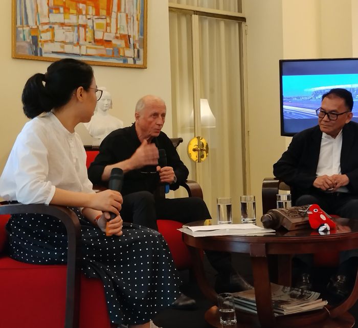  Kiến trúc sư Michel Regembal (giữa), người thiết kế sân vận động quốc gia Pháp Stade de France. Ảnh: ĐỖ VĂN 