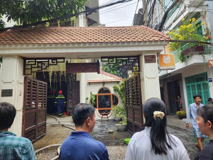 Người dân đứng theo dõi vụ cháy.