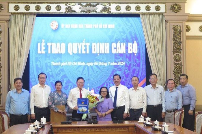 Chủ tịch UBND TPHCM Phan Văn Mãi và lãnh đạo Sở Nội Vụ TPHCM chúc mừng ông Nguyễn Bắc Nam