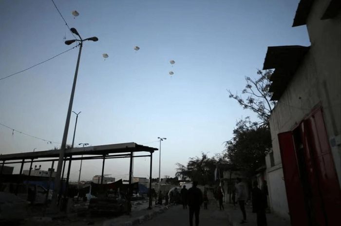 Mỹ thả hàng viện trợ tại Dải Gaza. Ảnh: Reuters
