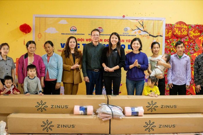  Đại diện công ty Zinus Việt Nam trao đệm và chăn cho điểm trường mầm non Hạ Sơn và trường PTDTBT THCS Sảng Mộc 