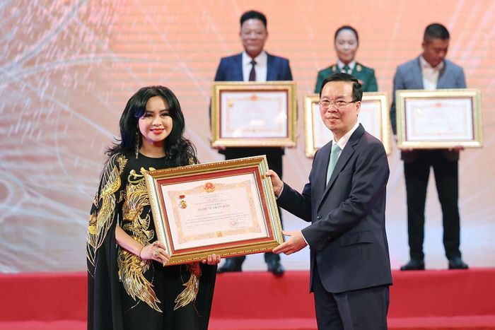 Thanh Lam nhận danh hiệu NSND từ Chủ tịch nước Võ Văn Thưởng. Ảnh: Hòa Nguyễn.