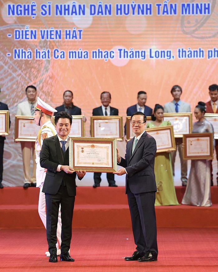 Tấn Minh nhận NSND từ Chủ tịch nước Võ Văn Thưởng. Ảnh: Hòa Nguyễn.
