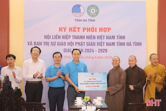  Tại lễ ký kết, Ban Trị sự Giáo hội Phật giáo tỉnh đã trao tặng biểu trưng 1 ngôi nhà tình nghĩa cho gia đình có hoàn cảnh khó khăn trên địa bàn tỉnh. 
