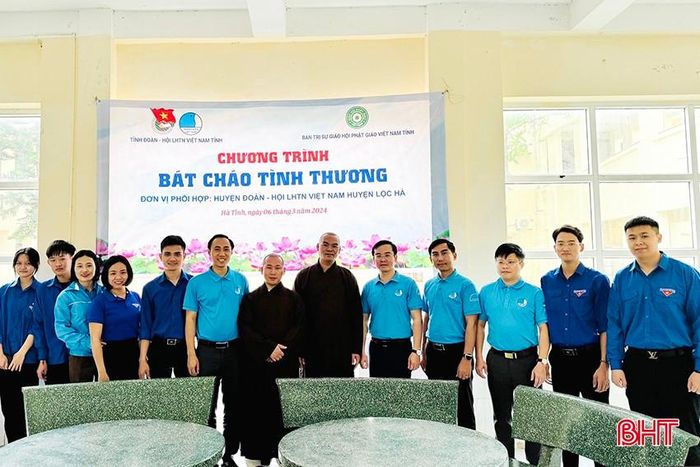  Hãi bên cũng phối hợp tổ chức chương trình "Bát cháo tình thương" cho bệnh nhân tại Bệnh viện Đa khoa huyện Lộc Hà. 