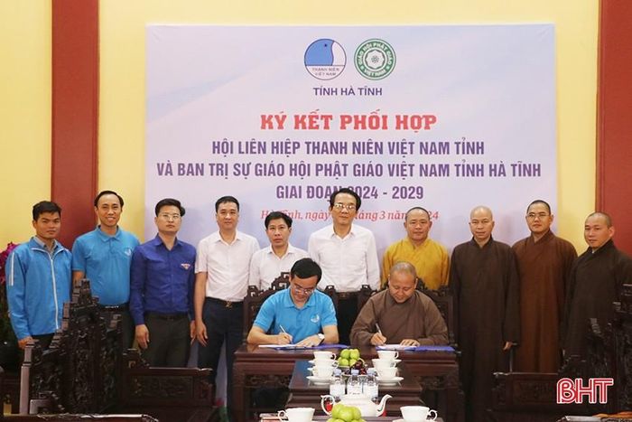  Đại đức Thích Chúc Cường - Chánh thư ký Văn phòng Ban Trị sự Giáo hội Phật giáo tỉnh và Phó Bí thư Tỉnh đoàn - Chủ tịch Hội LHTN tỉnh Nguyễn Hoài Nam, đại diện 2 đơn vị ký kết chương trình phối hợp. 