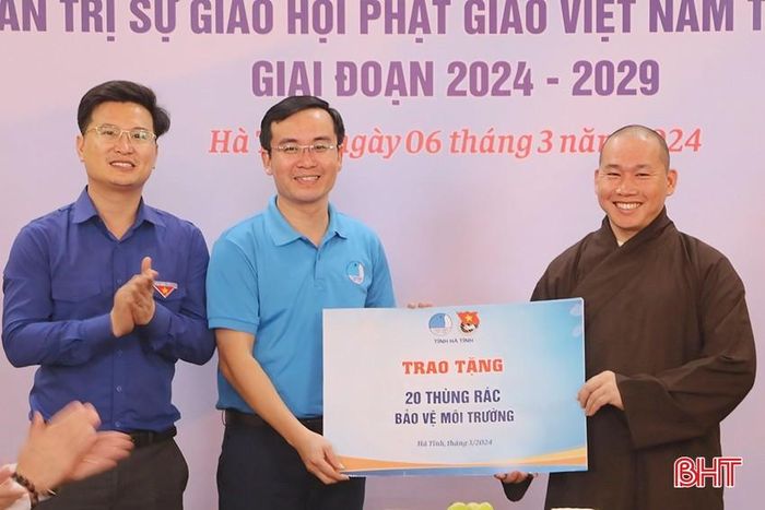  Tỉnh đoàn, Hội LHTN tỉnh trao tặng 20 thùng rác bảo vệ môi trường cho Ban Trị sự Giáo hội Phật giáo tỉnh. 