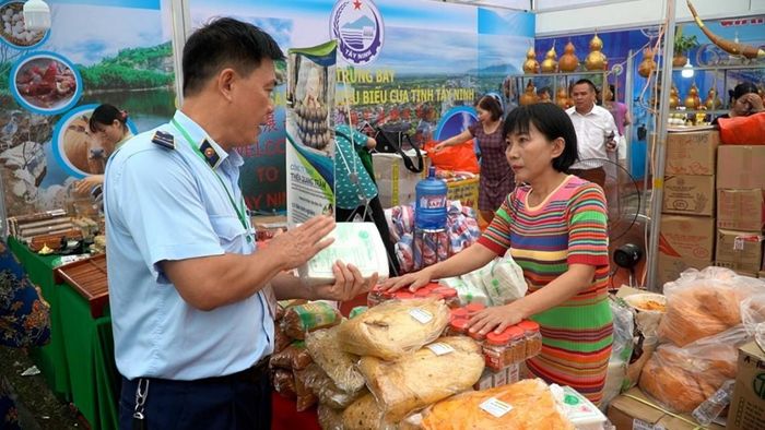 Lực lượng QLTT Lào Cai kiểm tra hàng hóa trong dịp Tết
