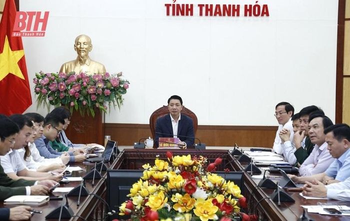 Phó Chủ tịch UBND tỉnh Lê Đức Giang cùng các đại biểu dự hội nghị tại điểm cầu tỉnh Thanh Hóa.