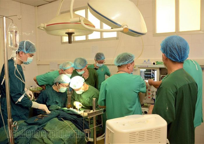 Bác sĩ Bệnh viện Răng Hàm Mặt Trung ương mổ hở môi vòm miệng cho trẻ em Điện Biên. Ảnh: Nguyễn Hiền