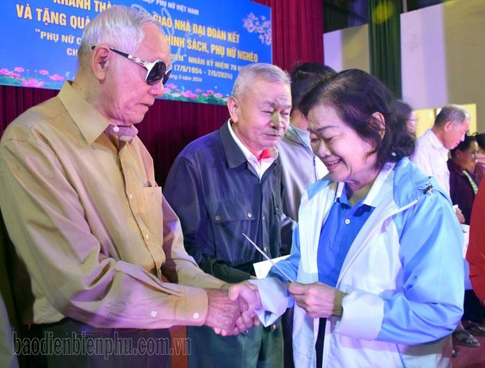Nguyên Phó Chủ tịch nước Trương Mỹ Hoa tặng quà tri ân gia đình chính sách Điện Biên. Ảnh: Sầm Phúc