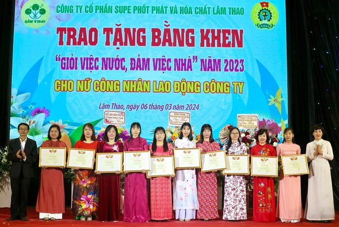Lãnh đạo Công đoàn Công ty CP supe phốt phát và Hóa chất Lâm Thao trao Bằng khen của Công đoàn Công nghiệp Hóa chất Việt Nam cho các cá nhân