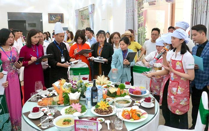 Đội thi Văn phòng Công ty tham gia phần thi thuyết minh
