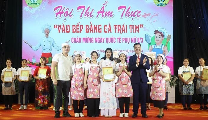 Lãnh đạo Công ty CP supe phốt phát và Hóa chất Lâm Thao trao giải Nhất cho đội Văn phòng Công ty
