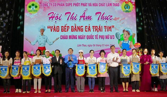Lãnh đạo LĐLĐ tỉnh, Công đoàn Công nghiệp Hóa chất Việt Nam và Công ty CP supe phốt phát và Hóa chất Lâm Thao tặng cờ lưu niệm cho các đội thi