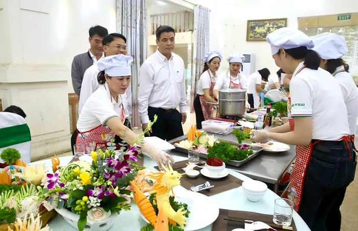 Lãnh đạo Công ty CP Supe Phốt phát và Hóa chất Lâm Thao động viên, cổ vũ các đội tham gia Hội thi