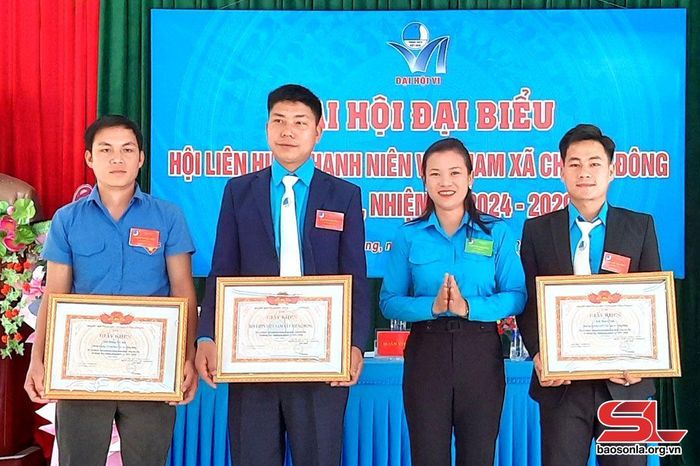 Các tập thể và cá nhân nhận giấy khen của Hội LHTN huyện Yên Châu.