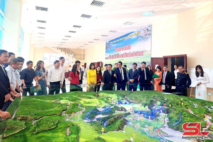 Các đại biểu xem mô hình quy hoạch chung đô thị Mộc Châu.