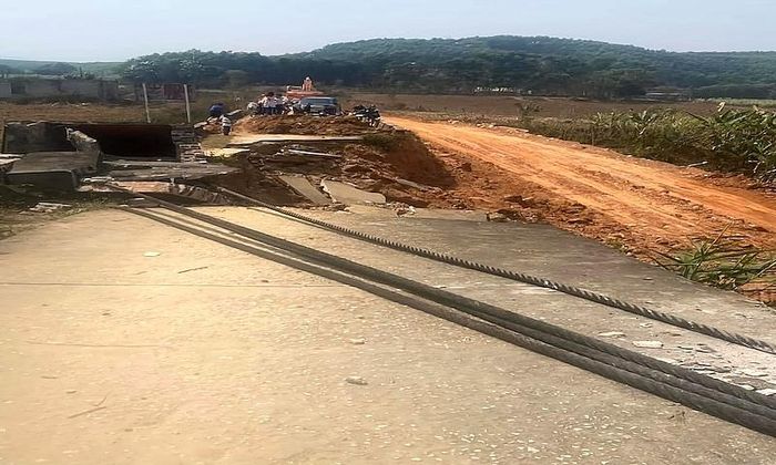 Hộp trụ dây văng cầu treo Kẻ Nính gần như bị nứt vỡ đổ sập hoàn toàn.