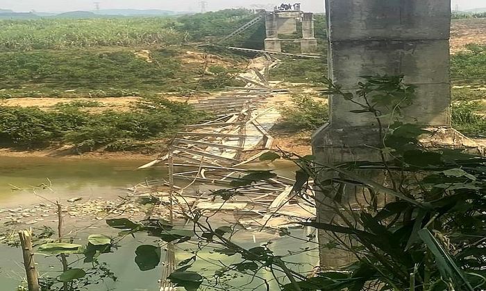 Dây cáp đứt, toàn bộ dây văng, khung thép và các tấm bê tông của cầu treo Kẻ Nính rơi xuống bãi bồi, một phần khấu kiện rơi xuống sông Hiếu.