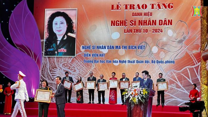 Nghệ sĩ Nhân dân Ma Thị Bích Việt