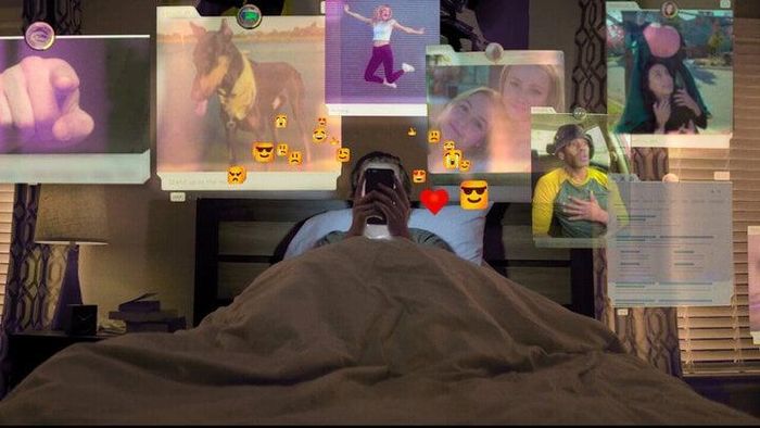 Đã đến lúc người dùng thay đổi thói quen sử dụng Facebook để tránh phụ thuộc vào nó. (Ảnh: cắt từ phim)