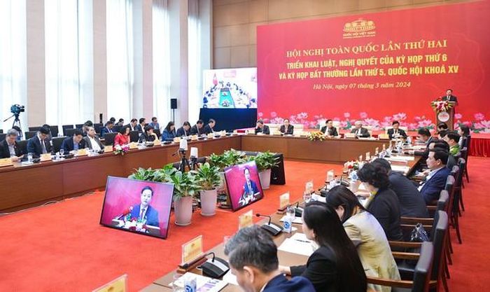 Hội nghị nghe Thứ trưởng Bộ Tài nguyên và Môi trường Lê Minh Ngân đã trình bày Báo cáo tóm tắt tham luận về công tác chuẩn bị triển khai Luật Đất đai, Luật Tài nguyên nước năm 2024 - Ảnh: VGP/ĐH