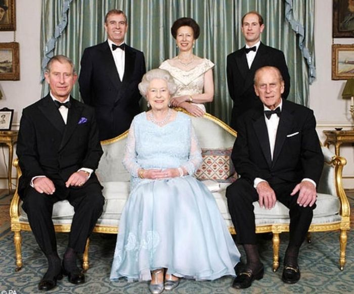 Vua Charles III và các thành viên trong Hoàng gia Anh phải học thêm nhiều ngoại ngữ để có thể chào hỏi mọi người bằng nhiều ngôn ngữ. Họ cũng cần hiểu biết về các nghi thức của quốc gia mà họ sẽ đến thăm. Họ cũng có trợ lý hướng dẫn cho các chuyến đi quan trọng.