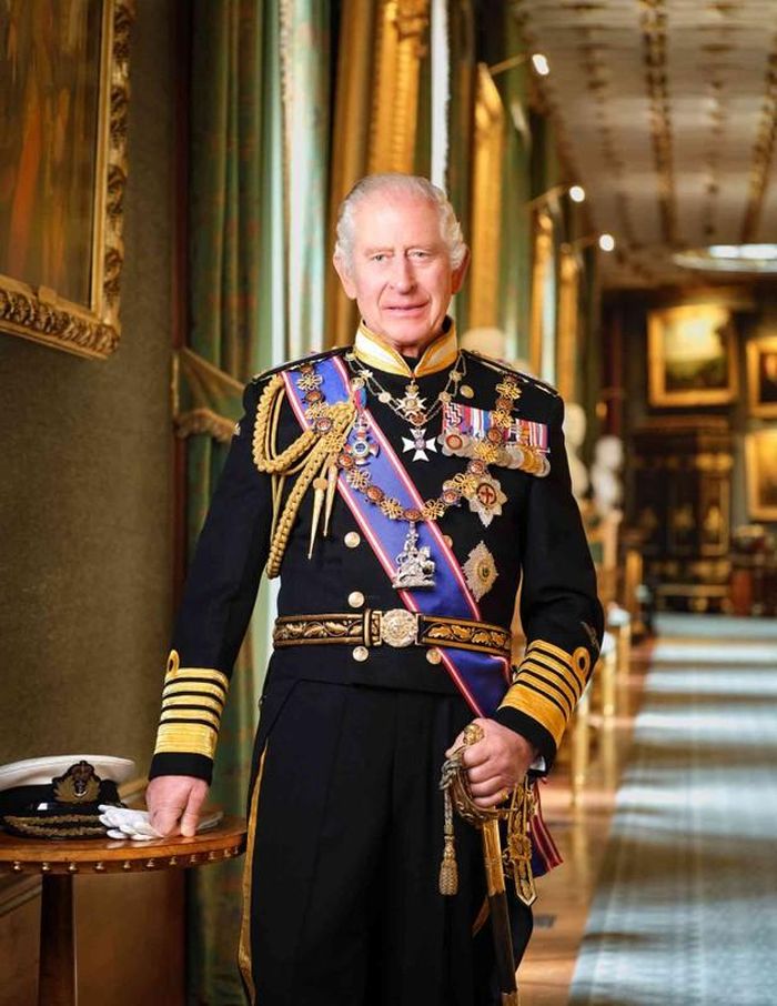 Vua Charles III là người đứng đầu Hoàng gia Anh nên luôn phải có hình ảnh hoàn hảo trước công chúng. Vậy nên, trợ lý và stylist riêng của nhà vua luôn chuẩn bị hai bộ quần áo giống hệt nhau cho một sự kiện. Trang phục của Vua Charles III không bao giờ được có vết bẩn, vết xước, lỗ thủng hoặc vết khâu.