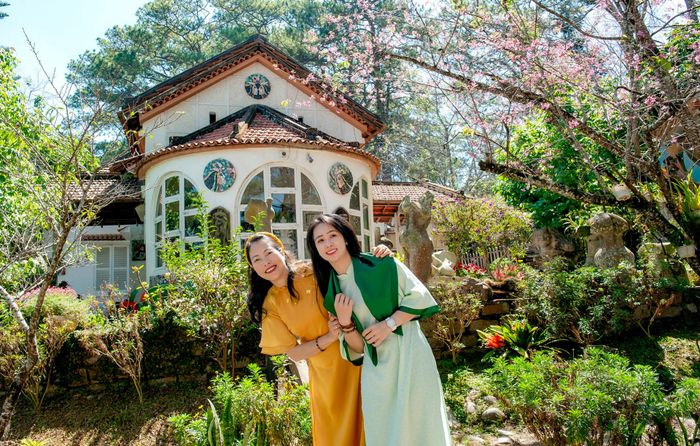 Áo dài chính là trang phục được chị em lựa chọn nhiều nhất càng tôn lên sắc vẻ tươi hồng của mai anh đào giữa phố núi Đà Lạt