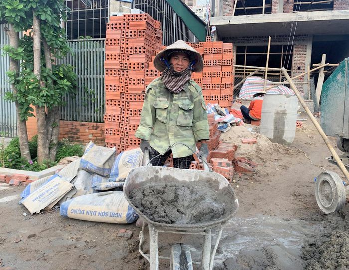 Mỗi ngày chị Nguyễn Thị Quý được trả công 250 nghìn đồng từ nghề phụ hồ.