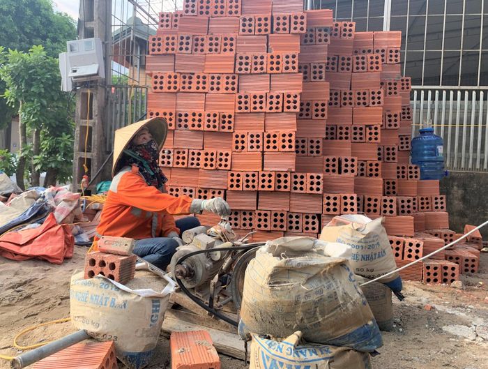 Do đặc thù công việc, nên hầu hết các công trình xây dựng đều cần đến nữ, bởi họ vừa phục vụ cho anh em thợ xây hồ, gạch, sắt thép trong quá trình làm, vừa chuẩn bị được bữa ăn giữa buổi cho cả tổ thợ.