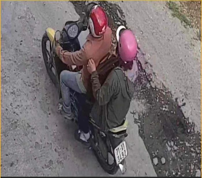  Cặp đôi rời đi sau khi trộm tài sản. 