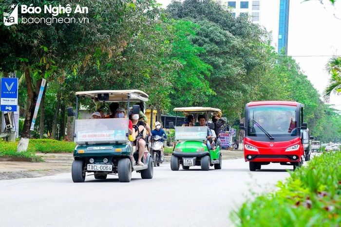  Trên các tuyến đường trung tâm thị xã, xe điện liên tục qua lại chở du khách tham quan, trải nghiệm. Ảnh tư liệu Đình Tuyên 