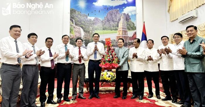  Lãnh đạo tỉnh Nghệ An tặng hoa chúc mừng đến lãnh đạo tỉnh Bôlykhămxay. Ảnh: Hà Thu 