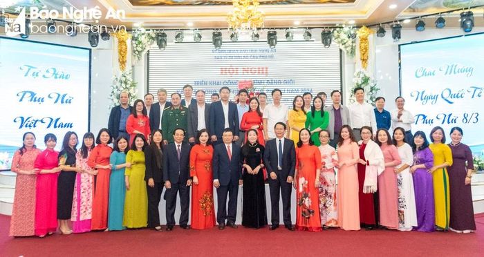 Lãnh đạo Ban Vì sự tiến bộ phụ nữ tỉnh chụp ảnh lưu niệm các nữ lãnh đạo quản lý, nữ đại biểu tham dự Hội nghị. Ảnh: Minh Quân 