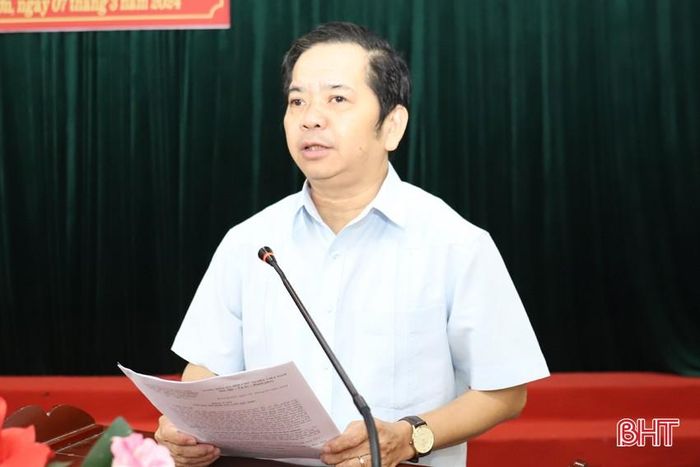 Bí thư Huyện ủy Hương Sơn Bùi Nhân Sâm phát biểu tại hội thảo.