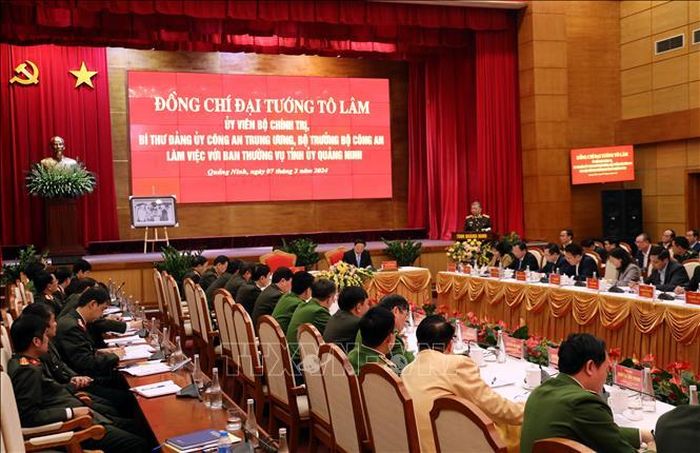 Quang cảnh buổi làm việc.