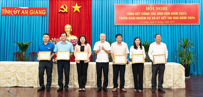 Phó Bí thư Thường trực Tỉnh ủy, Chủ tịch HĐND tỉnh An Giang Lê Văn Nưng và Trưởng ban Dân vận Tỉnh ủy Võ Nguyên Nam tặng Giấy khen của Ban Dân vận Tỉnh ủy cho các tập thể, cá nhân có thành tích xuất sắc trong thi đua công tác dân vận; trong công tác phối hợp hỗ trợ các xã nông thôn mới năm 2023