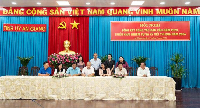Ký kết kế hoạch phối hợp thực hiện hỗ trợ các xã xây dựng nông thôn mới với UBMTTQVN và các tổ chức chính trị - xã hội tỉnh năm 2024