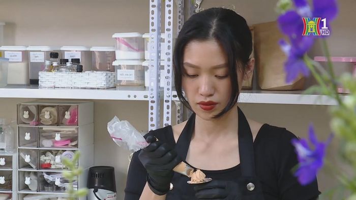 Sử dụng sự khéo léo và tỉ mỉ để biến hóa những chiếc bánh kem bình thường thành những bó hoa độc đáo