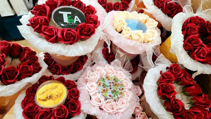 Những set quà hoa - trà là một xu hướng quà tặng mới được nhiều bạn trẻ ưa chuộng.