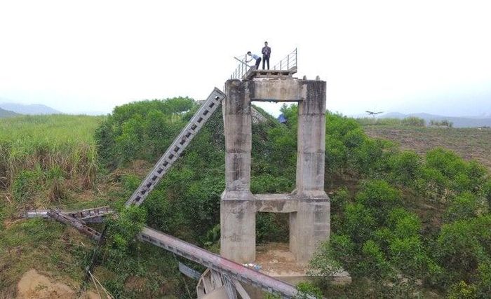 Cột sắt ở 2 mố cầu treo Kẻ Nính bị đổ gãy