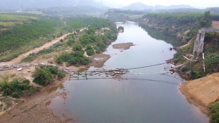 Cầu treo Kẻ Nính bắc qua sông Hiếu, đoạn xã Châu Hạnh, huyện Quỳ Châu.