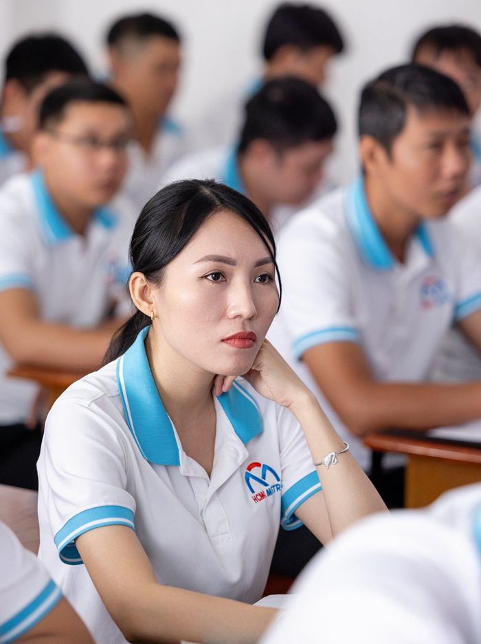 Chị Thu Thảo trong quá trình học đào tạo lái tàu điện cùng 57 học viên nam