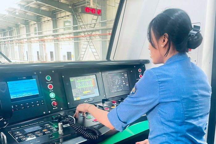 Chị Thu Thảo thực tập lái tàu thực tế tại tuyến Cát Linh - Hà Đông (Hà Nội).