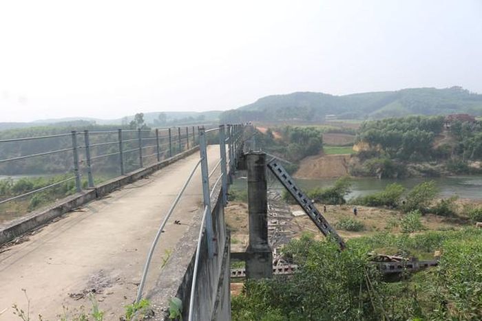 Cầu treo Kẻ Nính bị đổ sập. Ảnh: K. Kiên