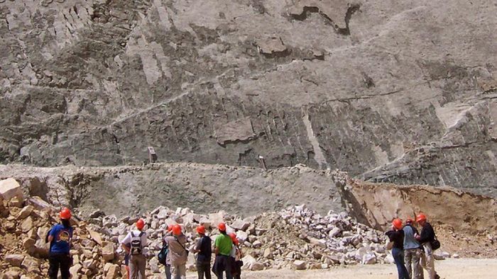 Đến khoảng 1994-1998, các nhà cổ sinh vật học mới tiến hành khảo sát vách đá và xác định nền đất