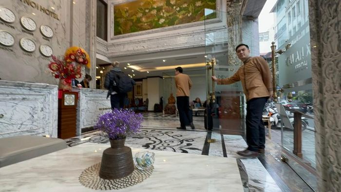 Luôn có 2 nhân viên của Rex Hà Nội Hotel túc trực tại cửa để đón khách.