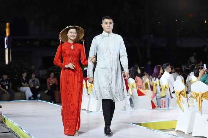 Màn trình diễn áo dài tại đêm khai mạc có sự tham dự của các văn, nghệ sỹ, các hoa hậu, á hậu. Ảnh: Thu Hương - TTXVN